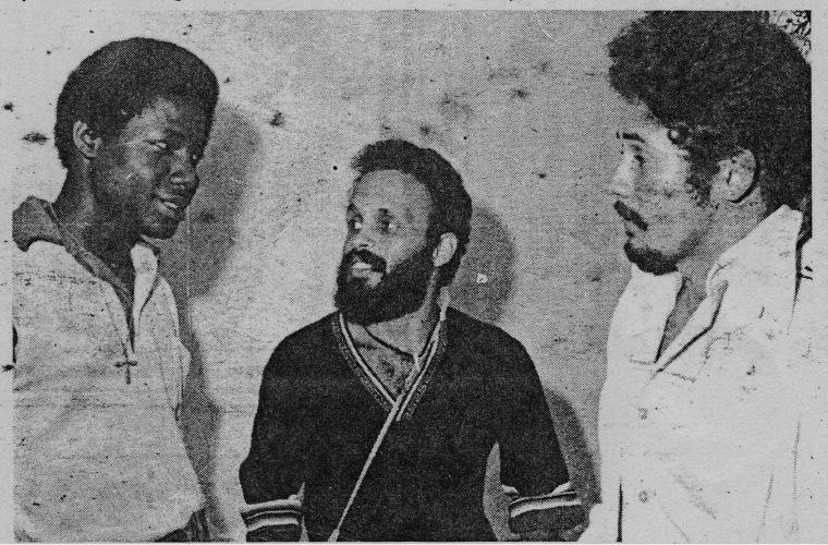 Fotografía de archivo de prensa de tres hombres conversando